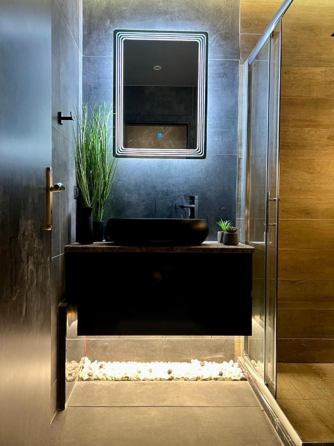 Luxury Black And White Interior Apartments Kalamata Exteriér fotografie