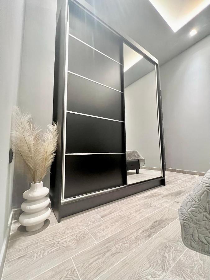 Luxury Black And White Interior Apartments Kalamata Exteriér fotografie